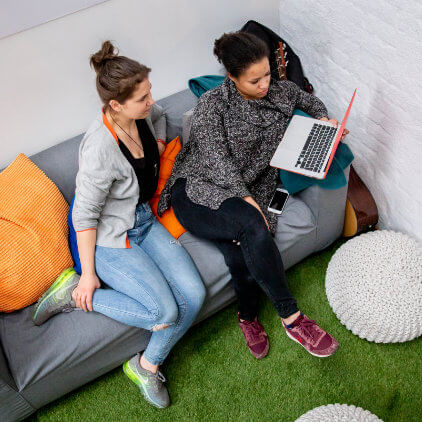 ソファで作業しているKinstaスタッフ